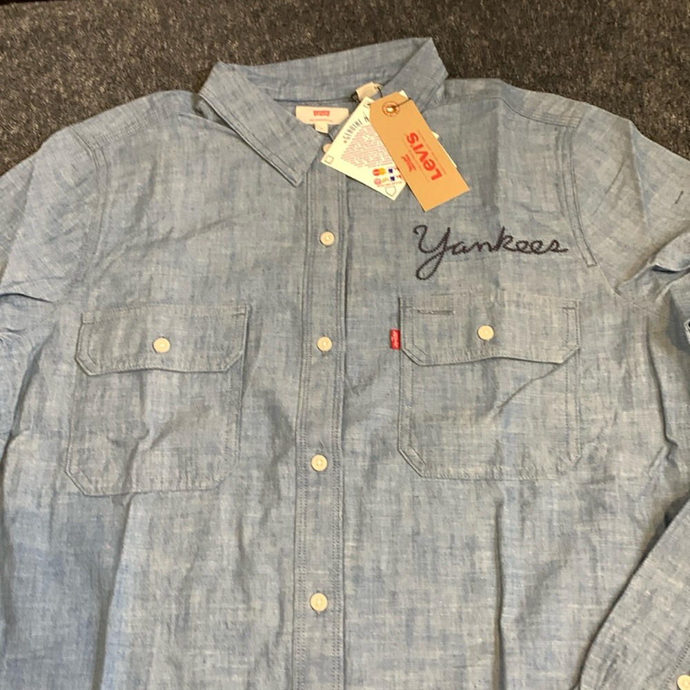 Levi’s New York Yankees licensed woman’s cotton shirt new with tags
